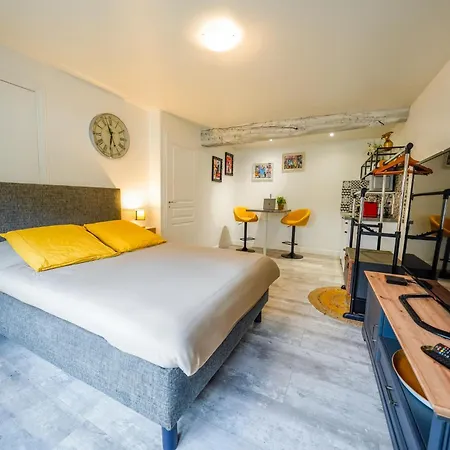 Good Vibes A Senlis Apartment